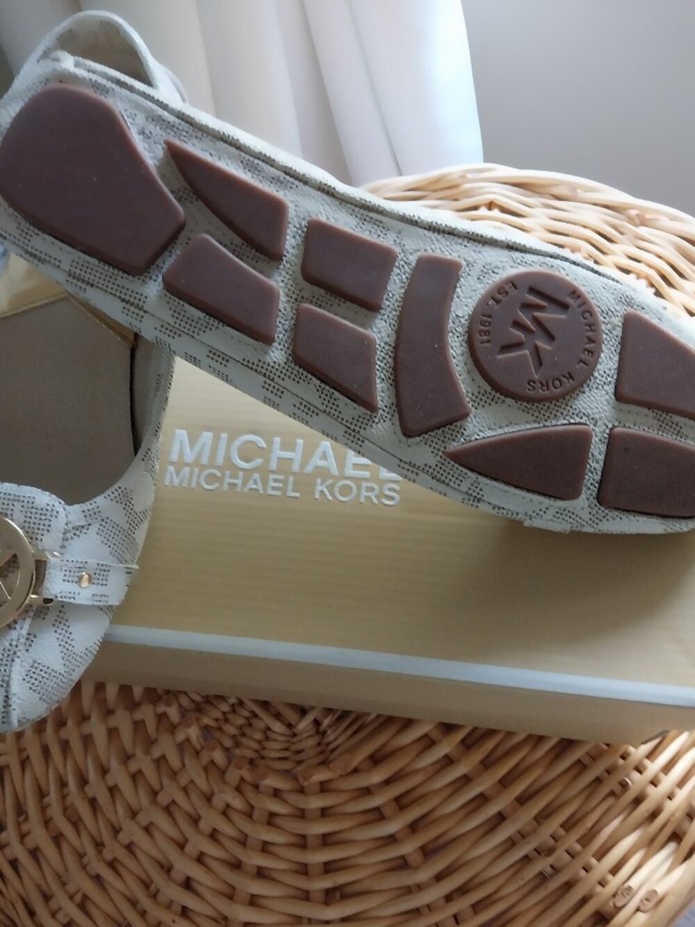 🌸Michael Kors "Fulton" Flat Shoes, Vanilla, New w/Box Size 9🌸 - Picture 2 of 5